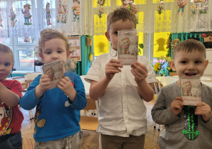 Chłopcy trzymają prezenty z okazji Dnia Kobiet