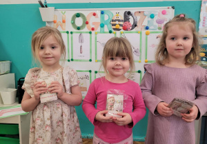 Dziewczynki z prezentami skarbonkami