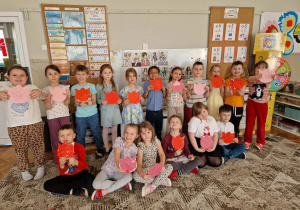 Dzieci z praca plastyczną tulipany