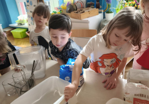 Dziewczynka trzyma w ręku napis cukier