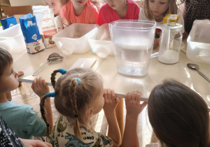 Dzieci obserwują wodę