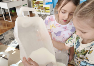 Dzieci wlewają mleko do wody