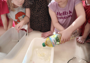 Dziewczynka wlewa olej