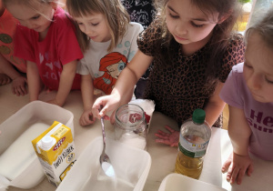 Dziewczynka wsypuje sól