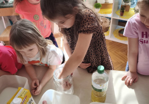 Dziewczynka nabiera sól na łyżkę