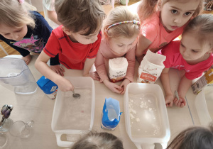 Dzieci mieszają ze sobą substancję