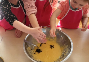 dziewczynki mieszają ciasto