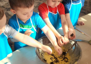 chłopcy mieszają ciasto