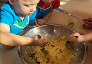 chłopcy mieszają ciasto