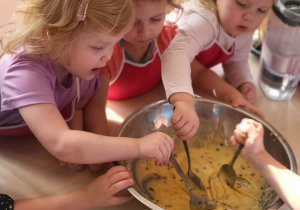 dziewczynki mieszają ciasto