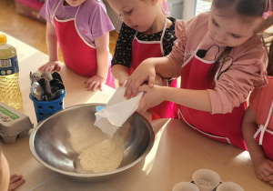 dziewczynki mieszją ciasto