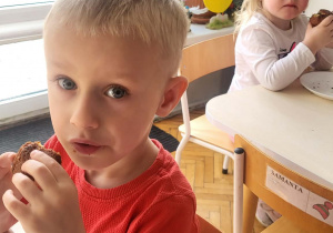 dzieci jedzą babeczki