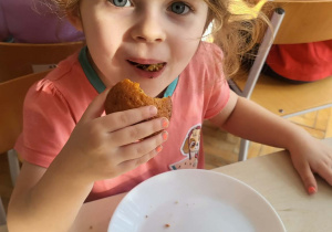 dzieci jedzą babeczki