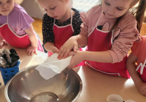 dziwczynki wsypują proszek