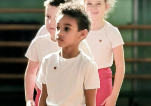 Dzieci stoją w rzędzie