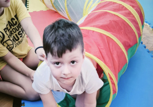 Dziecko przechdzi przez tunel