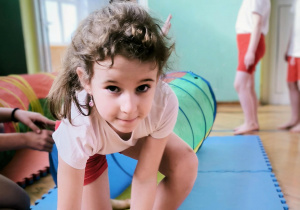 Dziewczynka przechodzi po macie