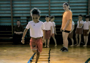 Dziecko przechodzi przez drabinki