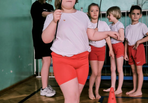 Dziewczynka z laską gimnastyczną