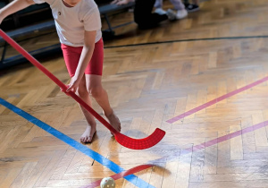 Chłopiec z kijem do hokeja