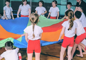 Dzieci z chustą animacyjną