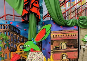 Chłopcy siedzą pod dekoracją z medalami