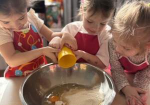 Dziewczynki wlewają olej do miski