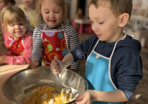 Chłopiec miesza ciasto