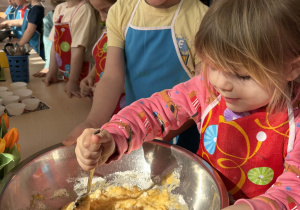 Dziewczynka miesza ciasto łyżką