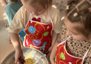 Dziewczynka wsypuje kawałki czekolady