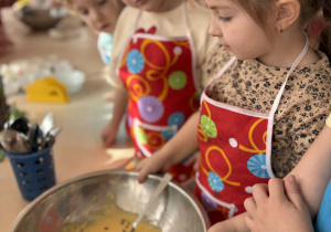 Dziewczynka miesza kawałki czekolady z castem