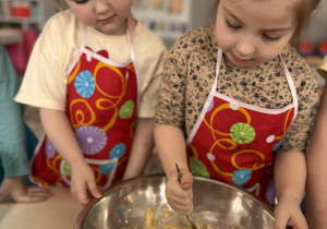 Dziewczynka miesza ciasto na babeczki