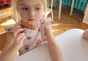 Dziewczynka zajada się babeczką