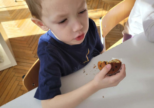 Chłopiec je słodką babeczkę