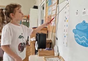 Dziewczynka wskazuje literę c