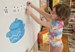 Dziewczynka przyczepia samogłoskę u