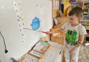 Chłopiec wskazuje termometr