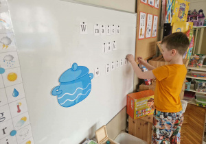 Chłopiec przyczepia samogłoskę u