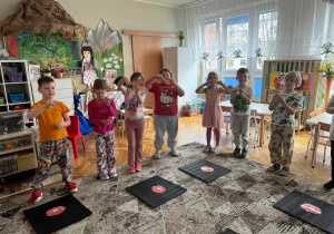 Dzieci pokazują łyżki z zadaniami matematycznymi