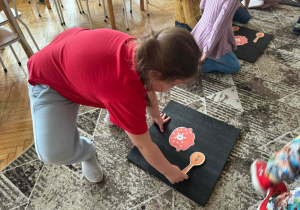 Dziewczynka uklada rozwiązanie matematyczne