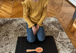 Dziewczynka z zadaniem matematycznym na odejmowanie