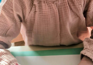 Dziewczynka koloruje kucharza