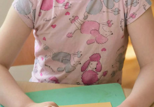 Dziewczynka przykleja zjawiska pogodowe na garnek