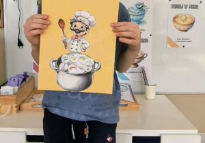 Chłopiec z pracą plastyczną z kucharzem i garnkiem ze zjawiskami pogodowymi