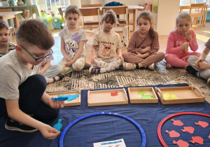 Chłopiec przed zbiorem z liczbą 8