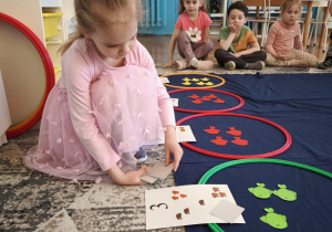 Dziewczynka odkrywa liczbę 3