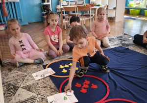 Chłopiec odkrywa liczbę pięć