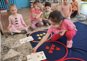 Dziewcyznka odgaduje zagadkę z liczbą pięć