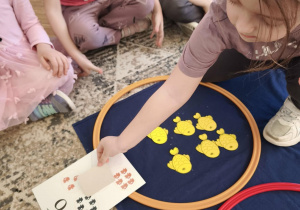 Dziewczynka odkrywa liczbę sześć