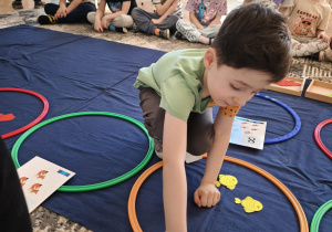 Chłopiec odkrywa liczbę dwa